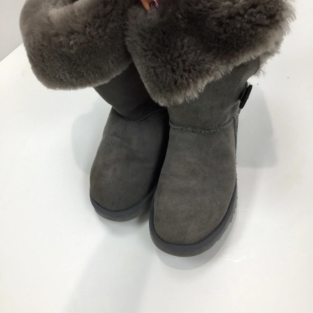 Uggs Bailey Button Triplet Boots in Grey Size 5